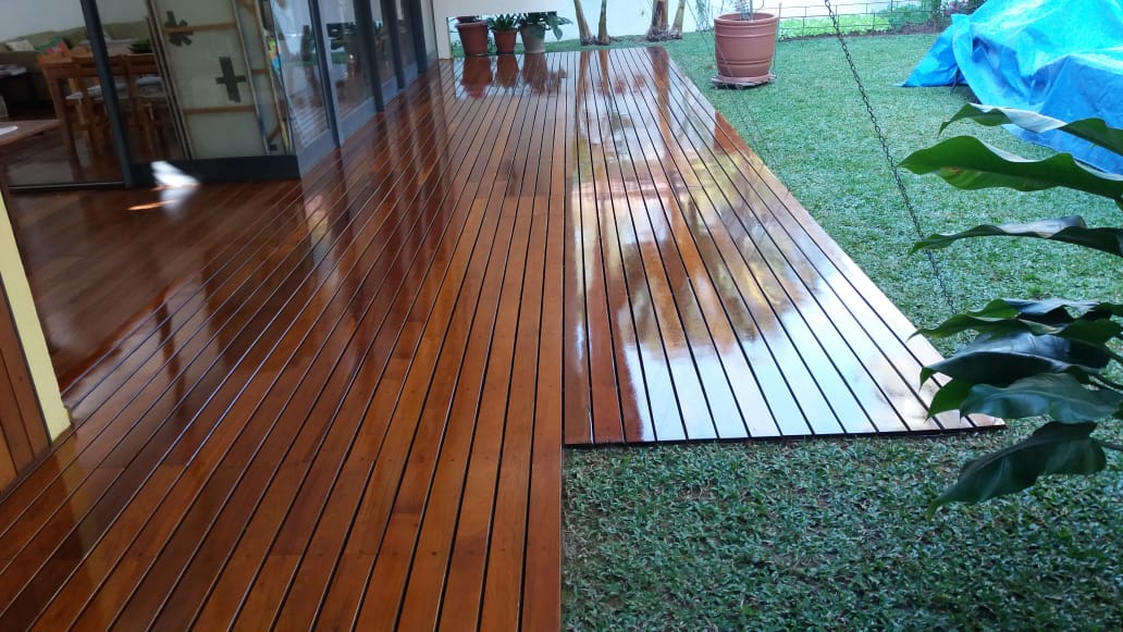 Raspagem em assoalhos e decks de madeira