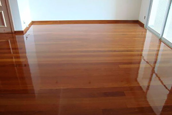 Raspagem em assoalhos e decks de madeira